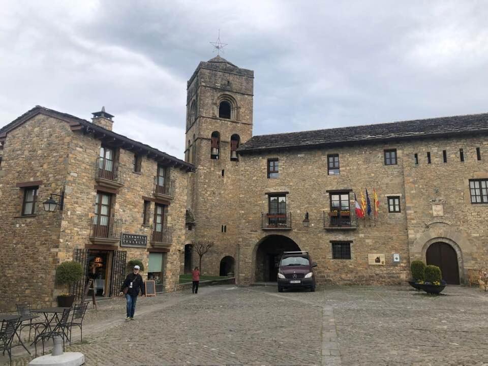 Hostal Pirineos Aínsa Exterior foto